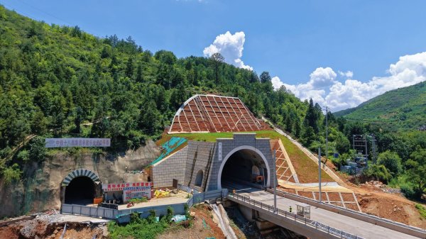 公赢网配资 全长11.5公里，渝昆高铁重难点工程乐业隧道贯通