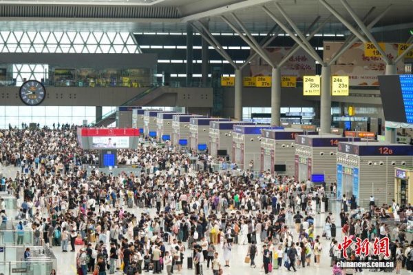 宏粤配资 应对双节客流高峰 国铁集团郑州局计划开行旅客列车1509列